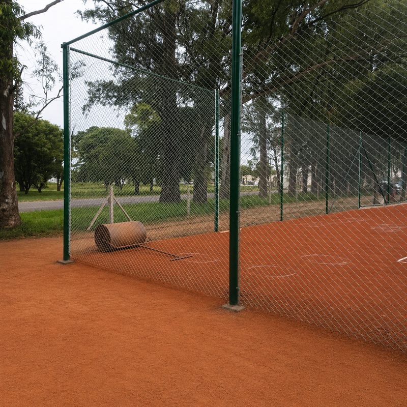 Portón y cerco olímpico en una cancha de tenis